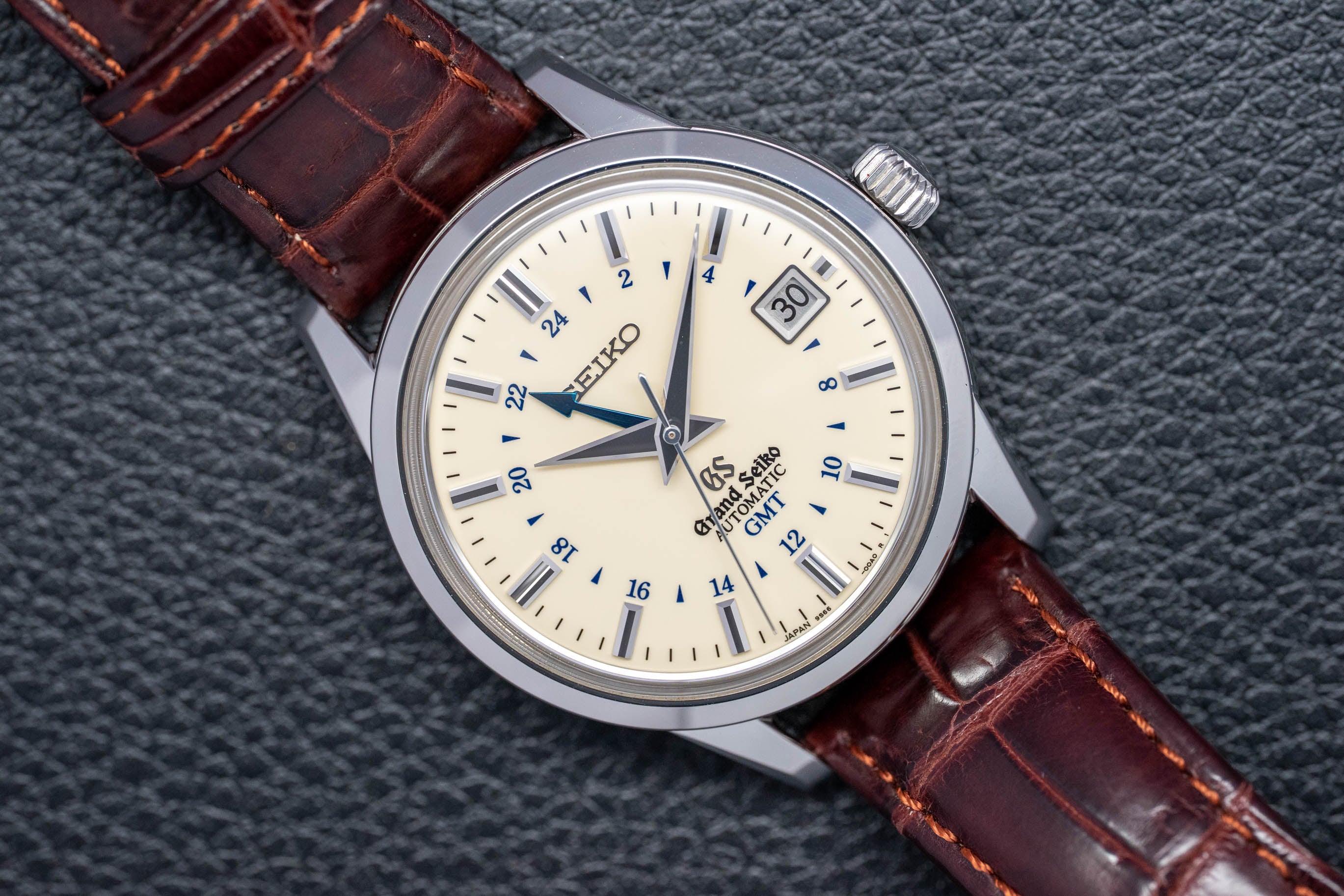 Grand Seiko Elegance Collection GMT SBGM021/9S66-00A0, FULLSET de 2013, caja y PAPERS