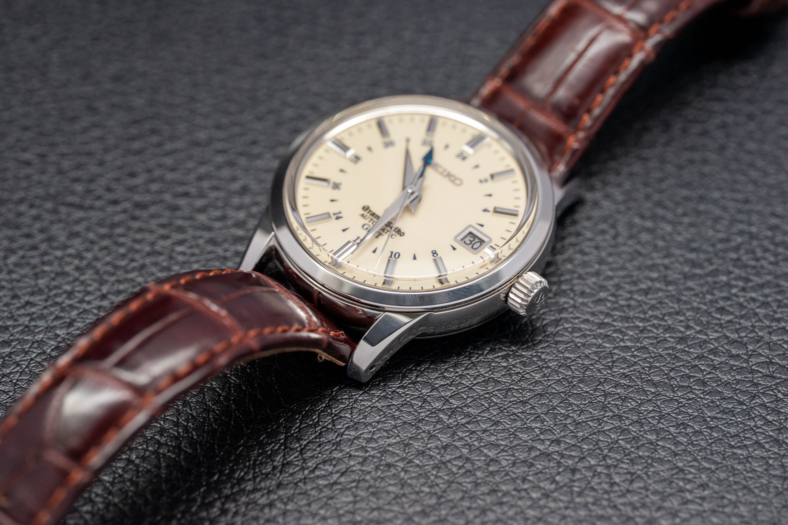 Grand Seiko Elegance Collection GMT SBGM021/9S66-00A0, FULLSET de 2013, caja y PAPERS
