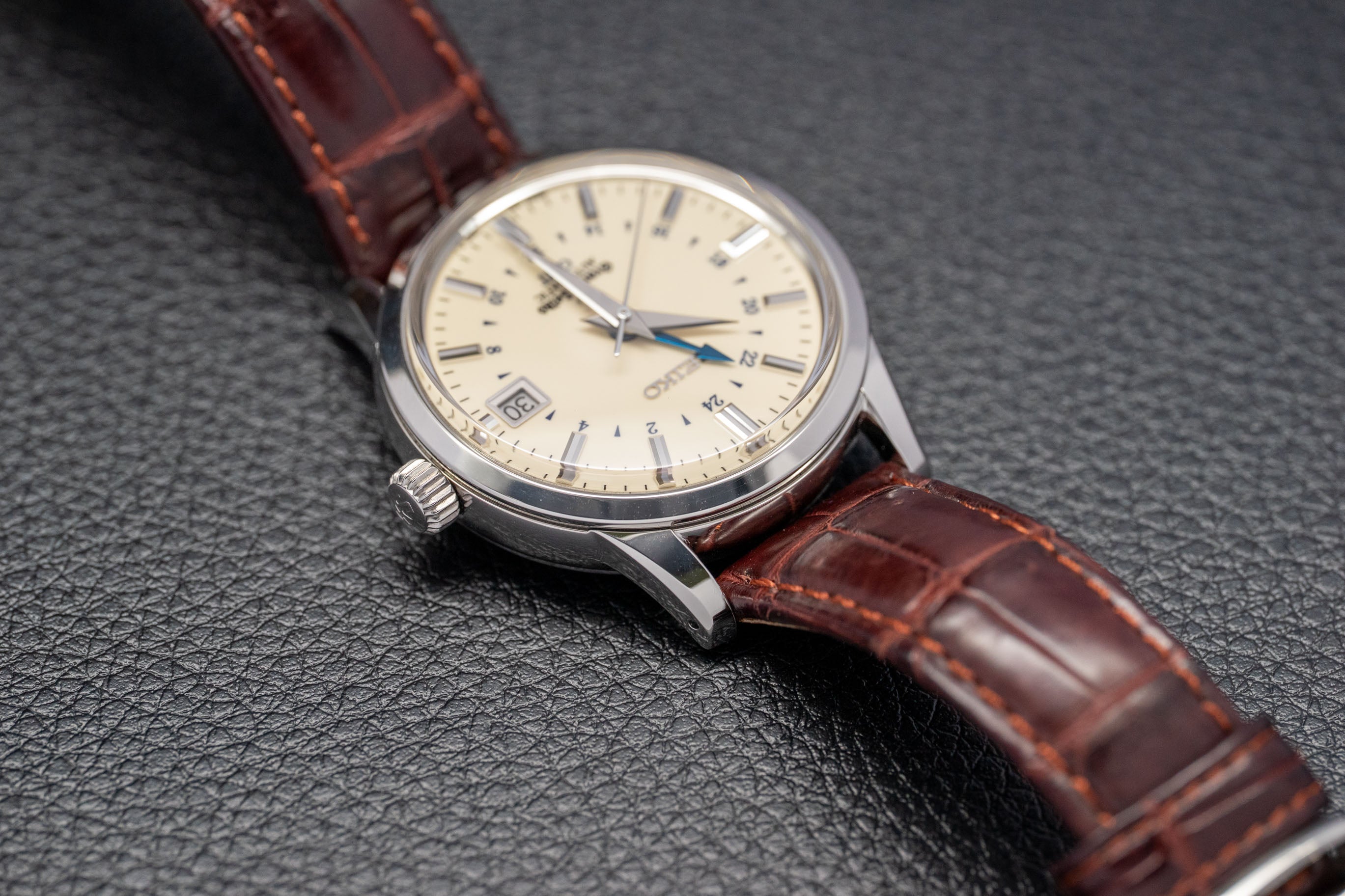 Grand Seiko Elegance Collection GMT SBGM021/9S66-00A0, FULLSET de 2013, caja y PAPERS