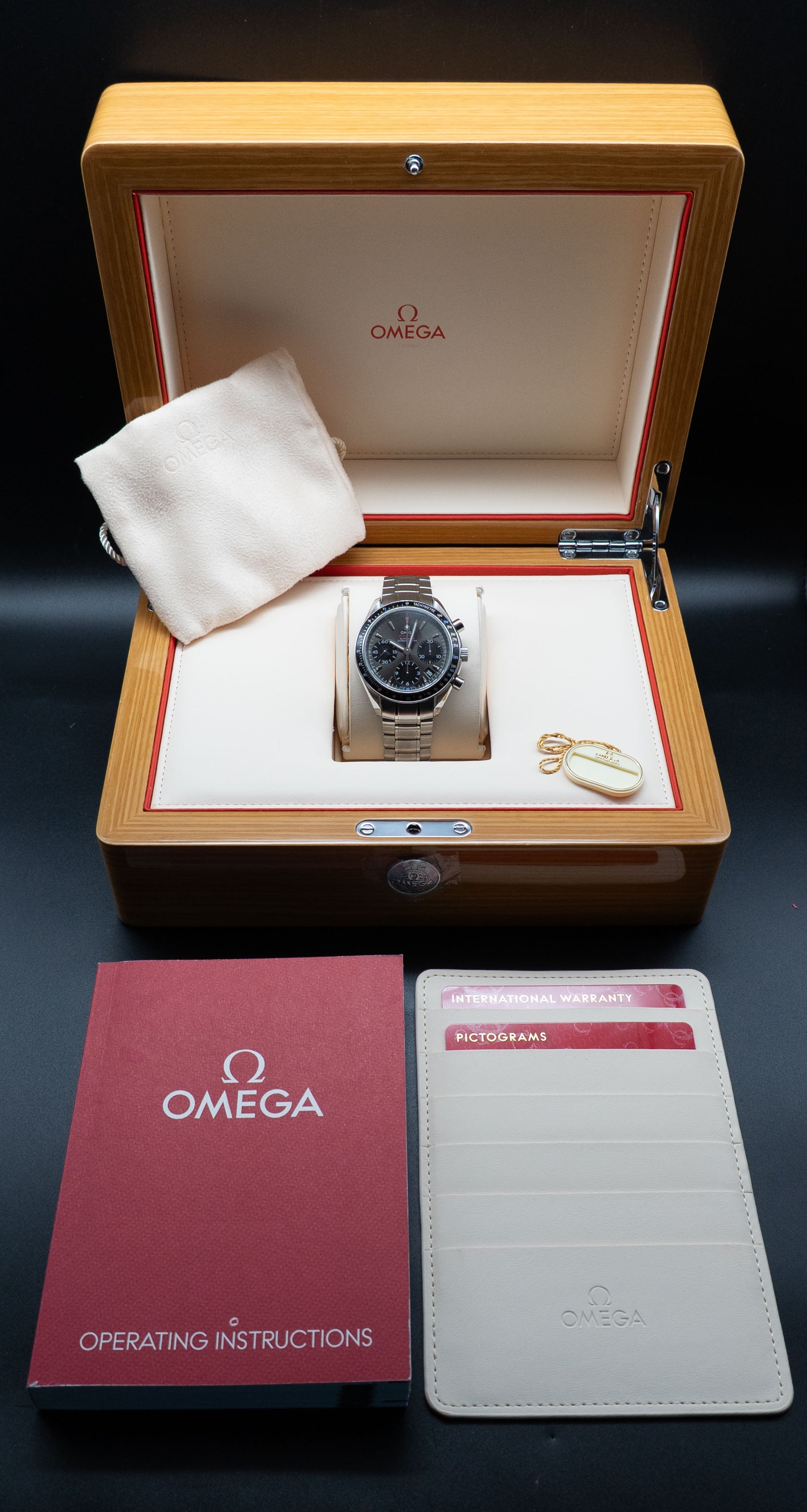 Omega Speedmaster Date 323.30.40.40.06.001 FULLSET 2016 Box + PAPERS