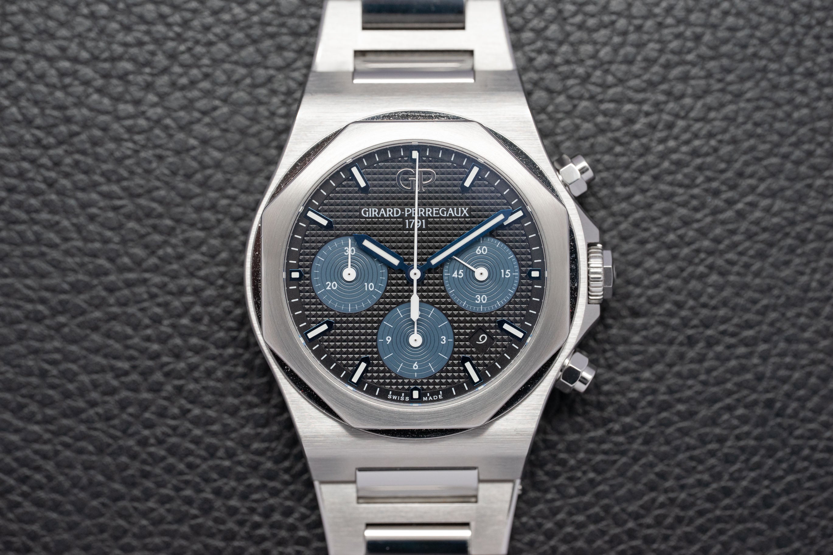 Girard-Perregaux Laureato Chronograph 81020.11.631.11A Fullset 2021 Box+Papers
