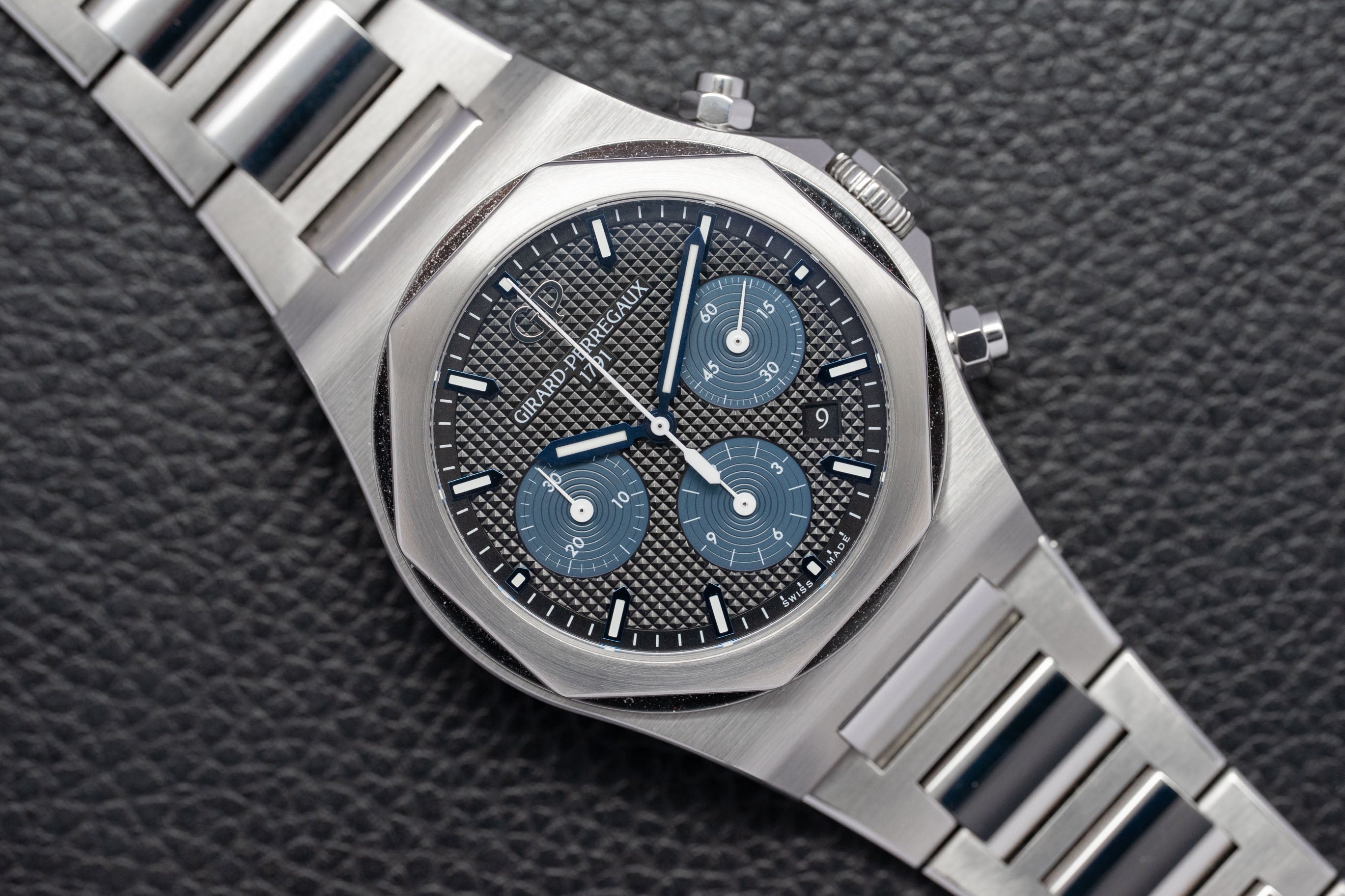Girard-Perregaux Laureato Chronograph 81020.11.631.11A Fullset 2021 Box+Papers