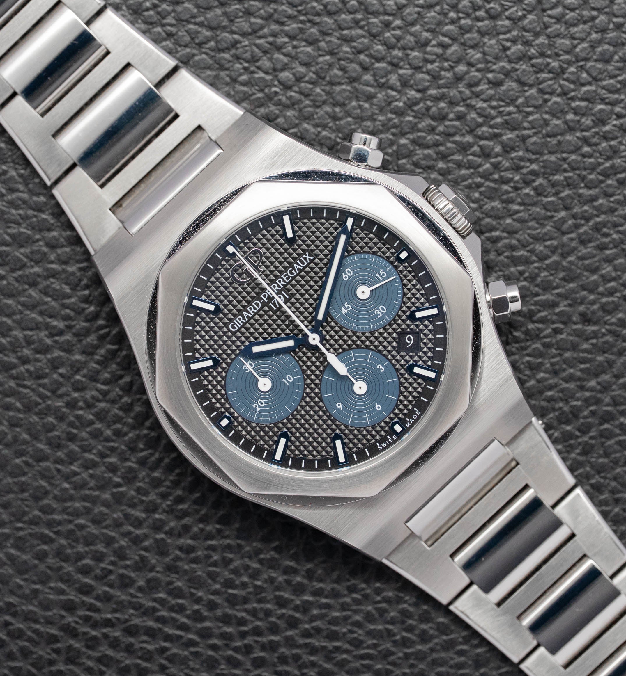 Girard-Perregaux Laureato Chronograph 81020.11.631.11A Fullset 2021 Box+Papers