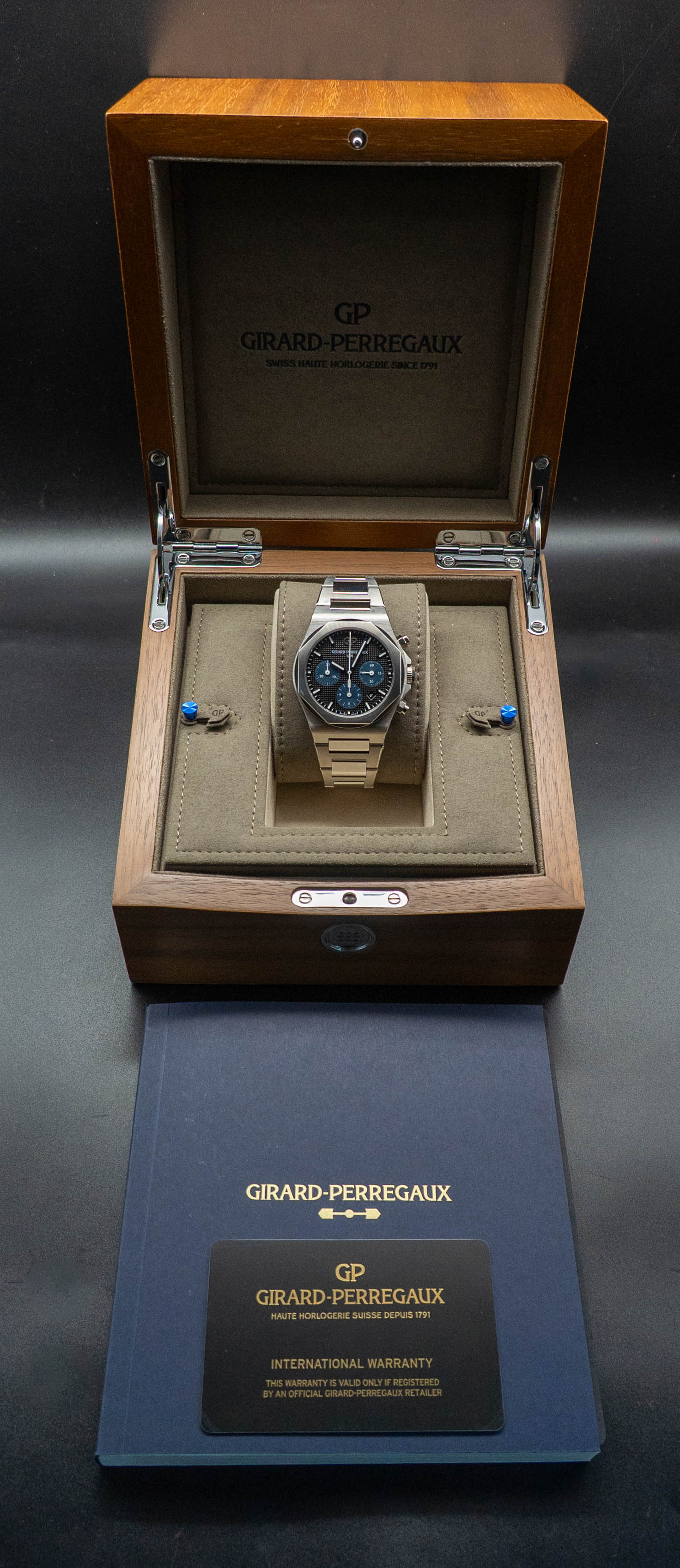 Girard-Perregaux Laureato Chronograph 81020.11.631.11A Fullset 2021 Box+Papers