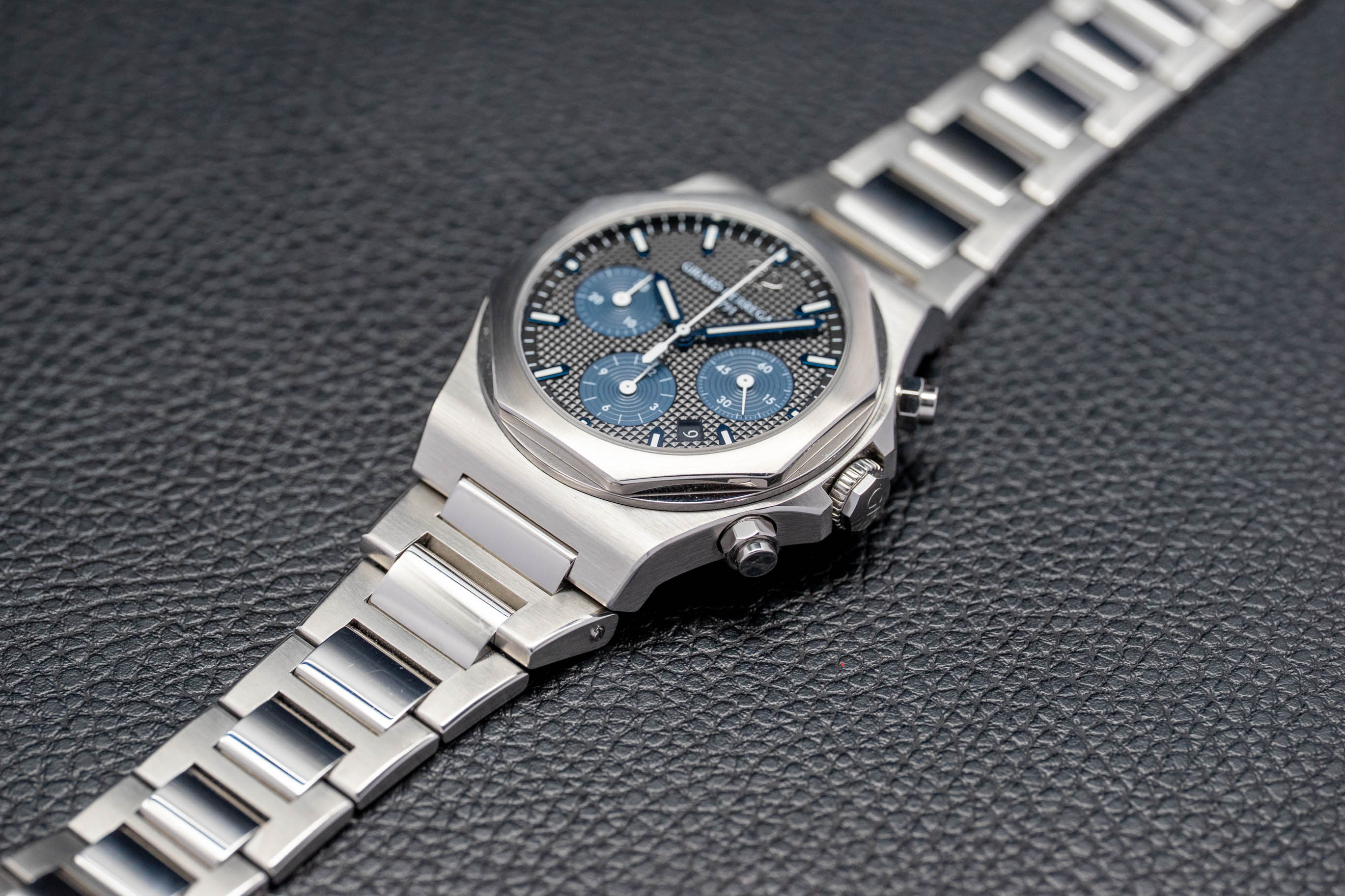 Girard-Perregaux Laureato Chronograph 81020.11.631.11A Fullset 2021 Box+Papers