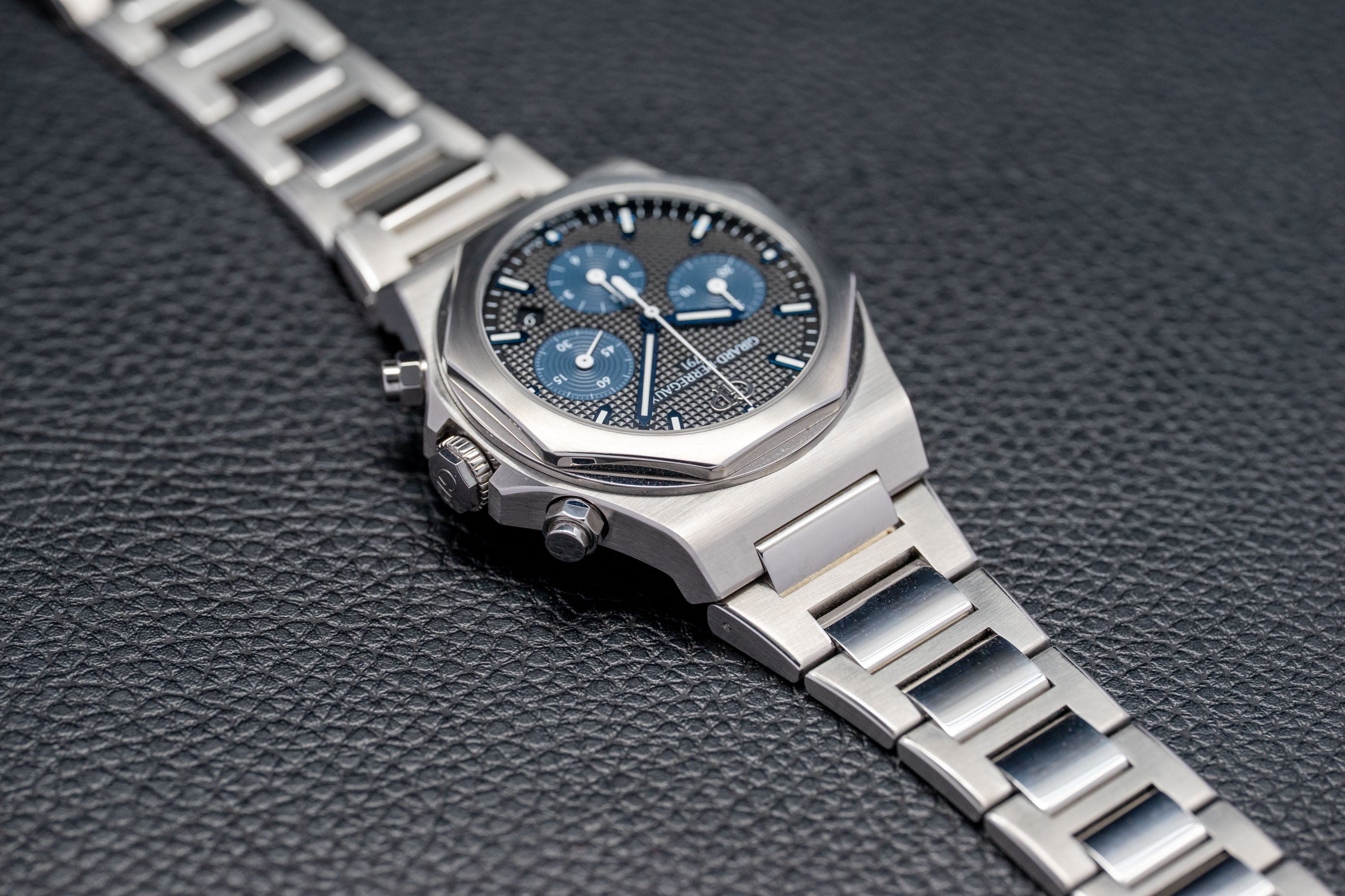 Girard-Perregaux Laureato Chronograph 81020.11.631.11A Fullset 2021 Box+Papers